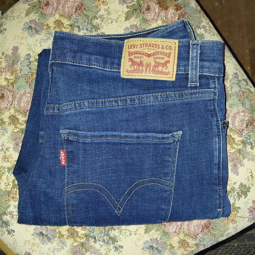 Levi's Women's Dark Blue Capri Jeans